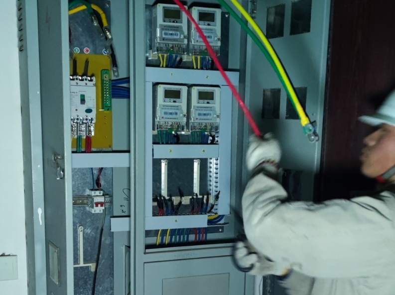 點亮萬家燈火的守護(hù)者-宏宇人